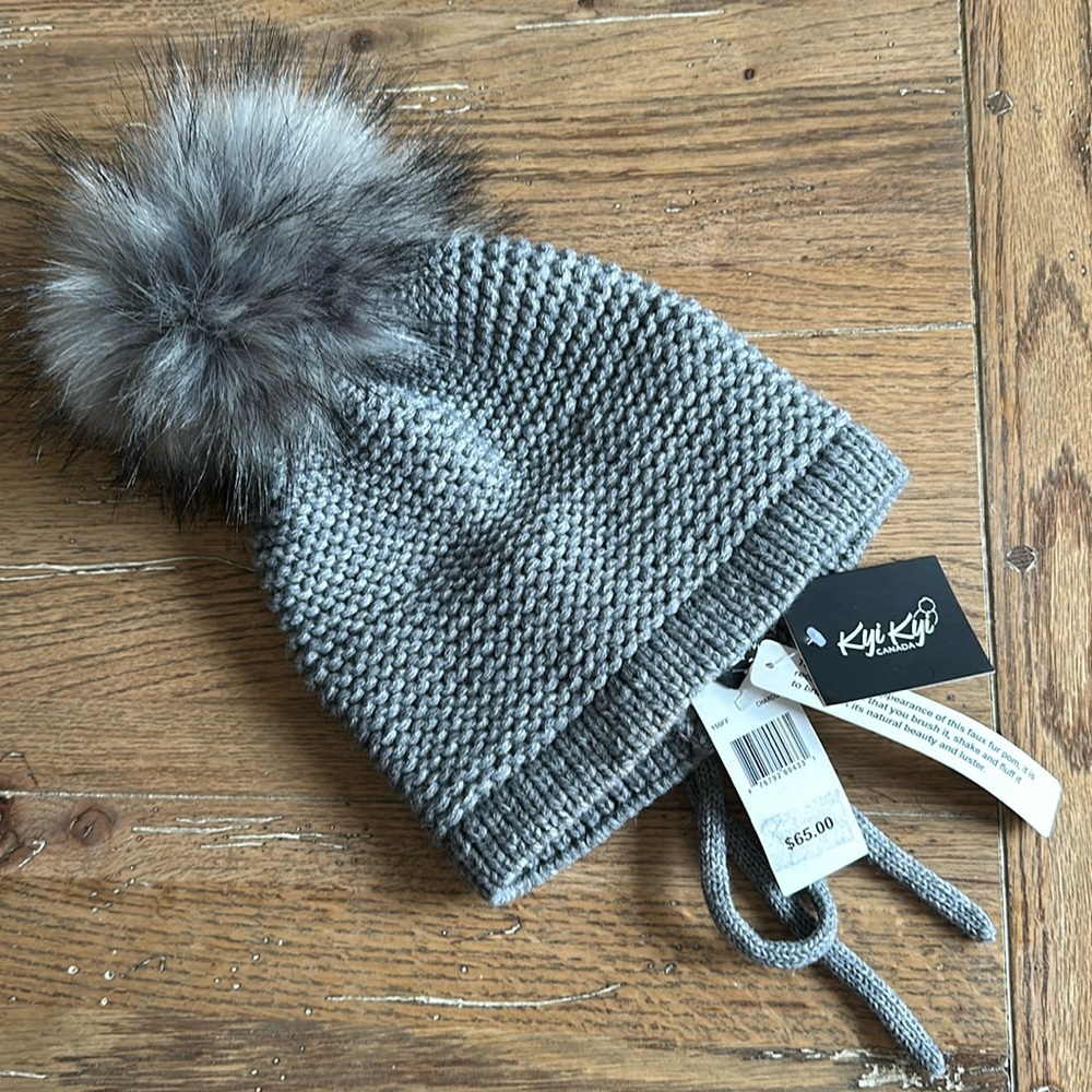 NWT KYI KYI made in Canada gray faux fur Pom Pom beanie! OS